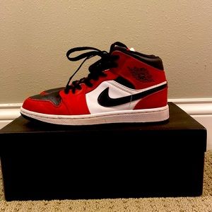 Jordan 1 mid Chicago black toe